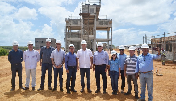 Governador de Alagoas visita obras da SANAMA